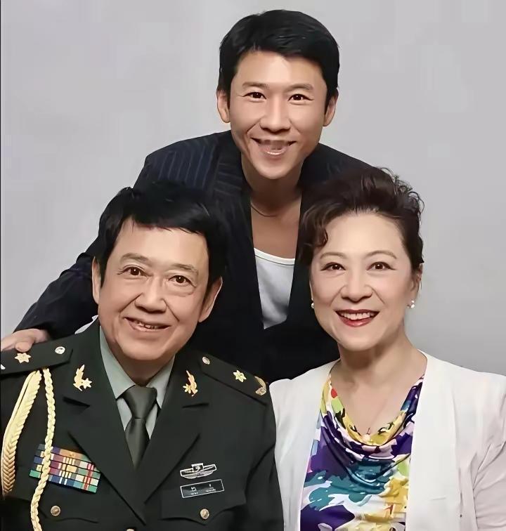 王骁生活在一个艺术之家，父亲王群是舞台剧导演，曾是演员，年轻时在八一厂拍戏与王馥