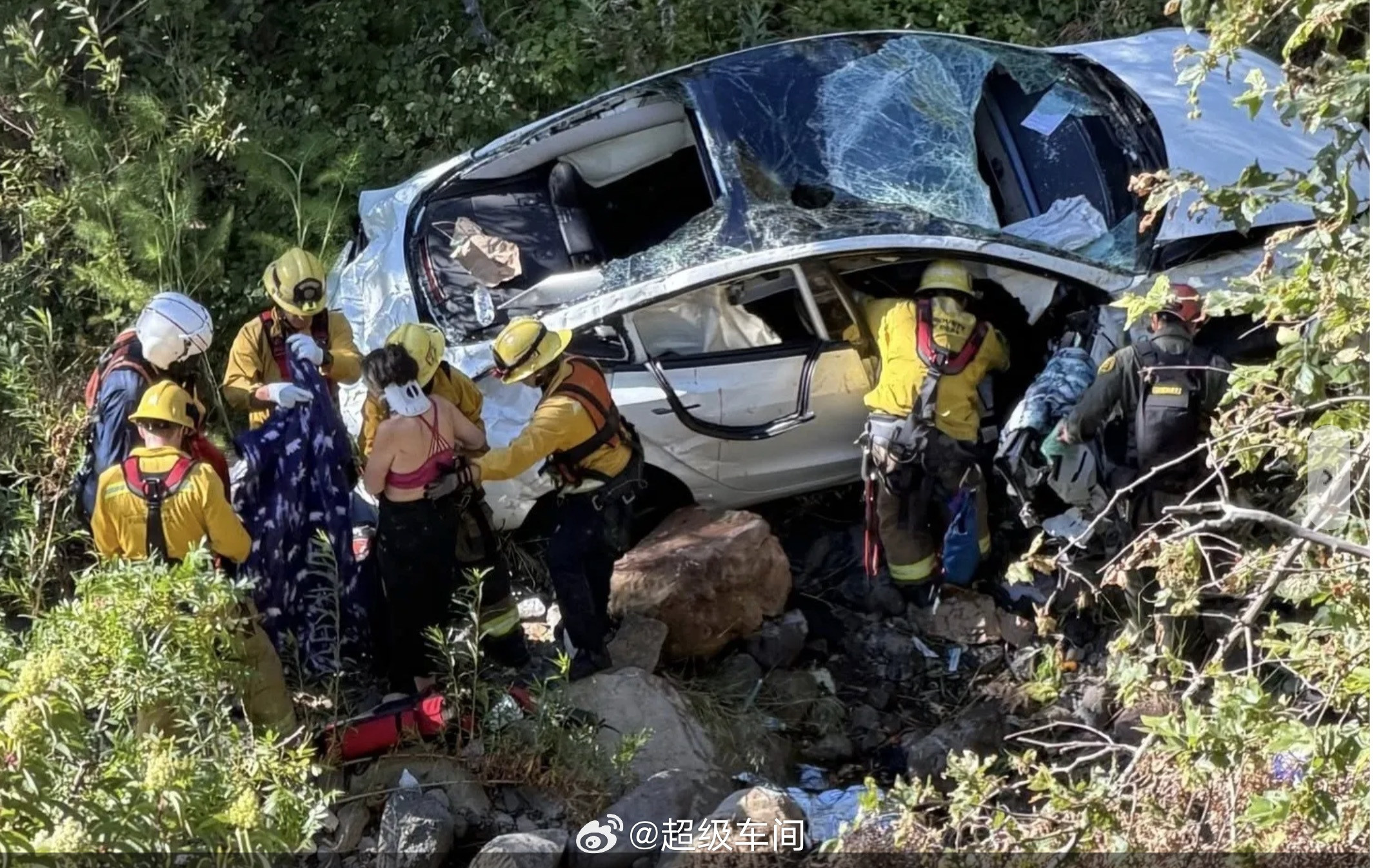 特斯拉Model3在马利布坠崖300英尺：两名乘客幸存，多机构联合救援2026