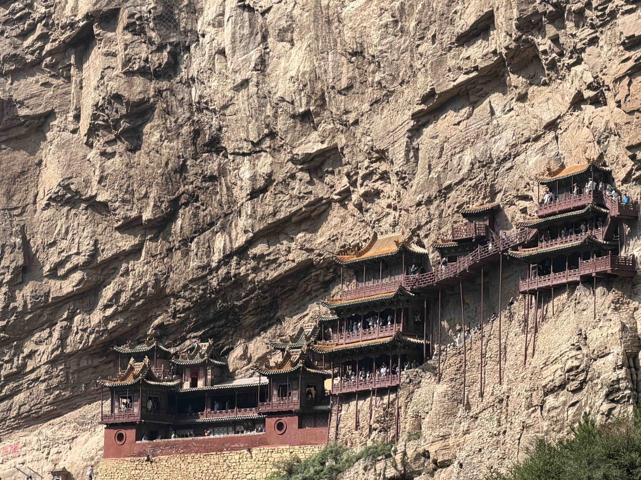 上周，我去山西大同旅游时，在浑源县的悬空寺景区里面，近望了一下寺庙！悬空寺的进