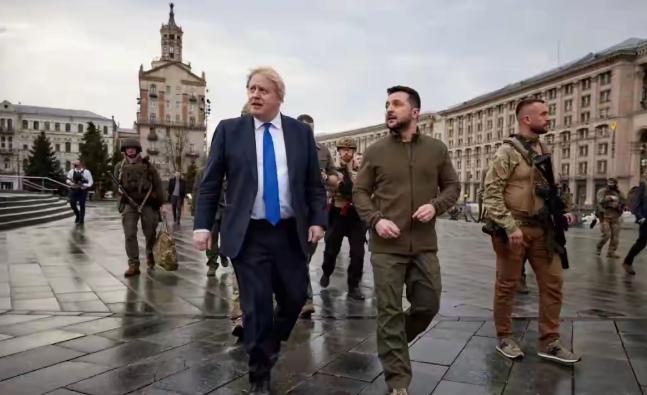 历史和现在，英国简直就是俄罗斯的克星。17世纪至19世纪，英国和俄国几乎同时崛起