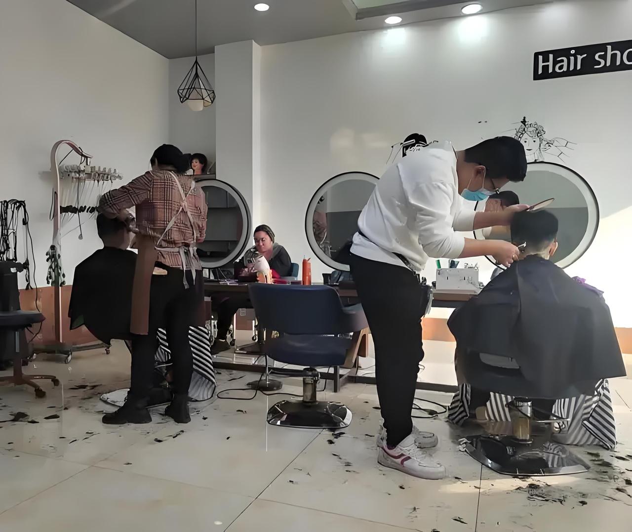 总有人担心在理发店感染病毒细菌，像艾滋病，网上就有传言说理发会传播。但实际上，艾