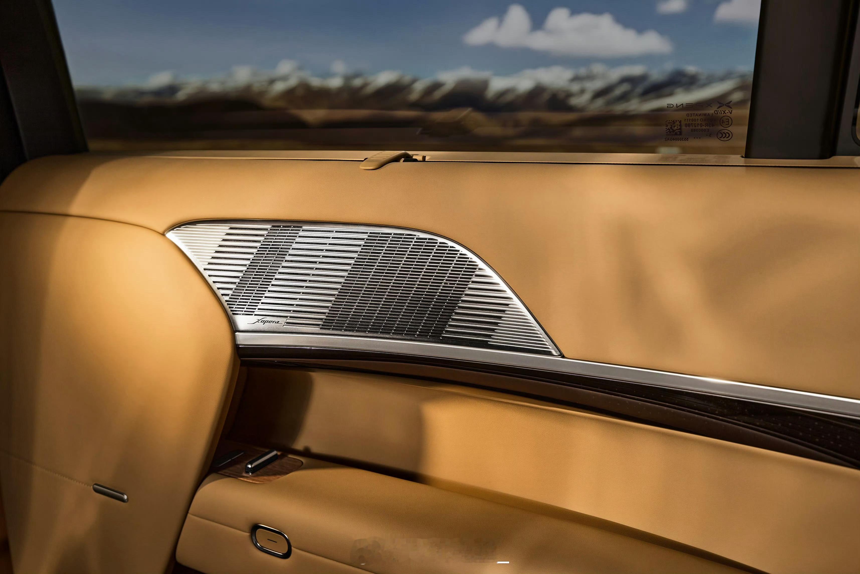 小鹏GX内饰有很多细节：这次副驾配备女王副驾零重力座椅，有16点座椅按摩