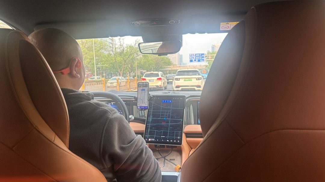 打了辆吉利银河L7，司机说这车去年年底买的，高配，花了14万多。开了快2万公里了