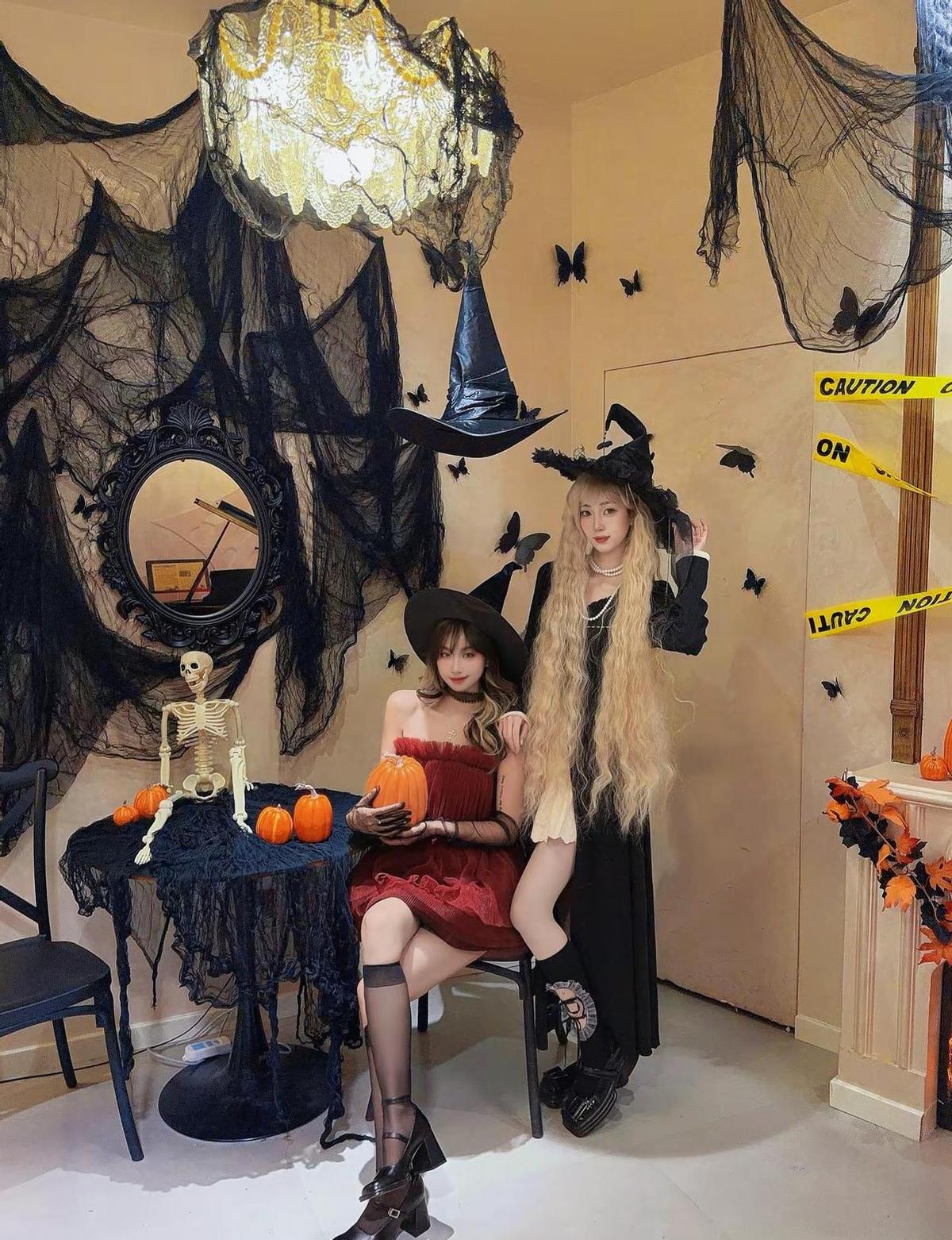 万圣节不吓人了，改卖萌了。小裙子配南瓜灯，猫耳朵挂糖果，朋友圈一刷，全是“可