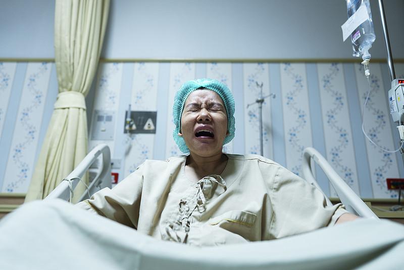 被推向手术室那一刻，怀胎七月的郑小妮突然死死抠住床沿，崩溃尖叫“我不生了”！丈夫