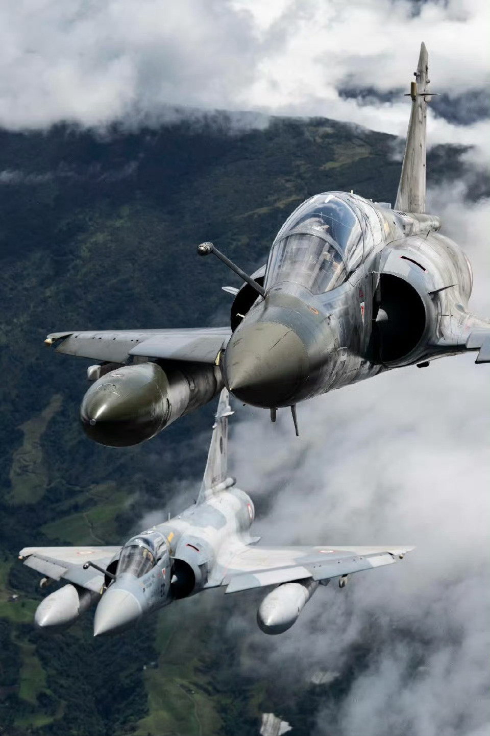 法国的幻影2000战斗机，这飞机是我的童年神机，06年有个电影叫《空中决战》，把