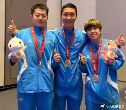 这次全锦赛战胜莎头组合的袁励岑在2016年莎莎参加香港公开赛时还担任过她的场外教