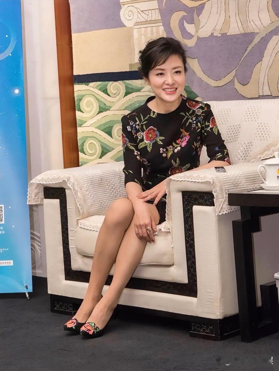 周涛也太优雅了！一身刺绣上衣温婉大气，脚上绣花鞋和上衣纹样高度呼应，一看就是精心