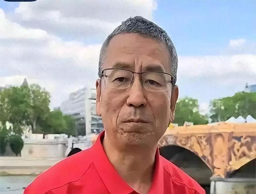 央视前主播白岩松是好人还是坏人，白岩松在央视坚守三十多年，从《东方时空》到《新