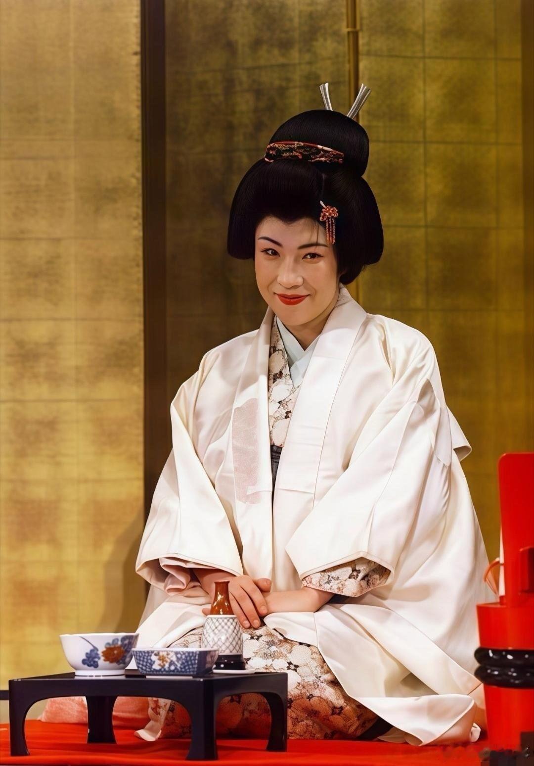 高市早苗年轻的时候也挺漂亮，怎么会嫁给2婚带3娃的山本拓，两人的关系更像是一种将