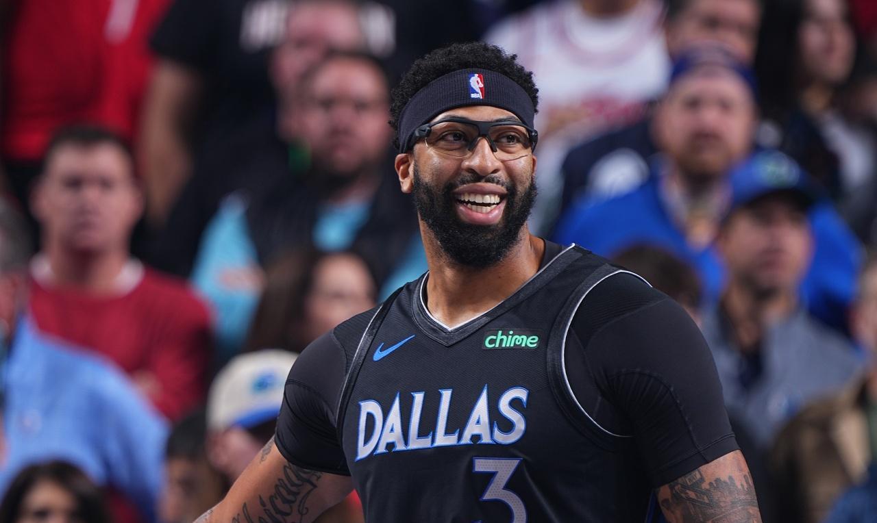 安东尼-戴维斯不忍了，经纪人替其发声！美媒报道：安东尼-戴维斯经纪人富保罗空开对