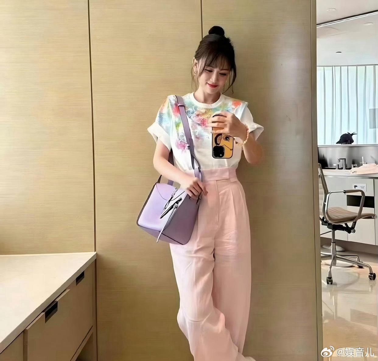 不得不承认，陈乔恩这婚结的太高质量了，每次的出现都比上一次年轻十岁