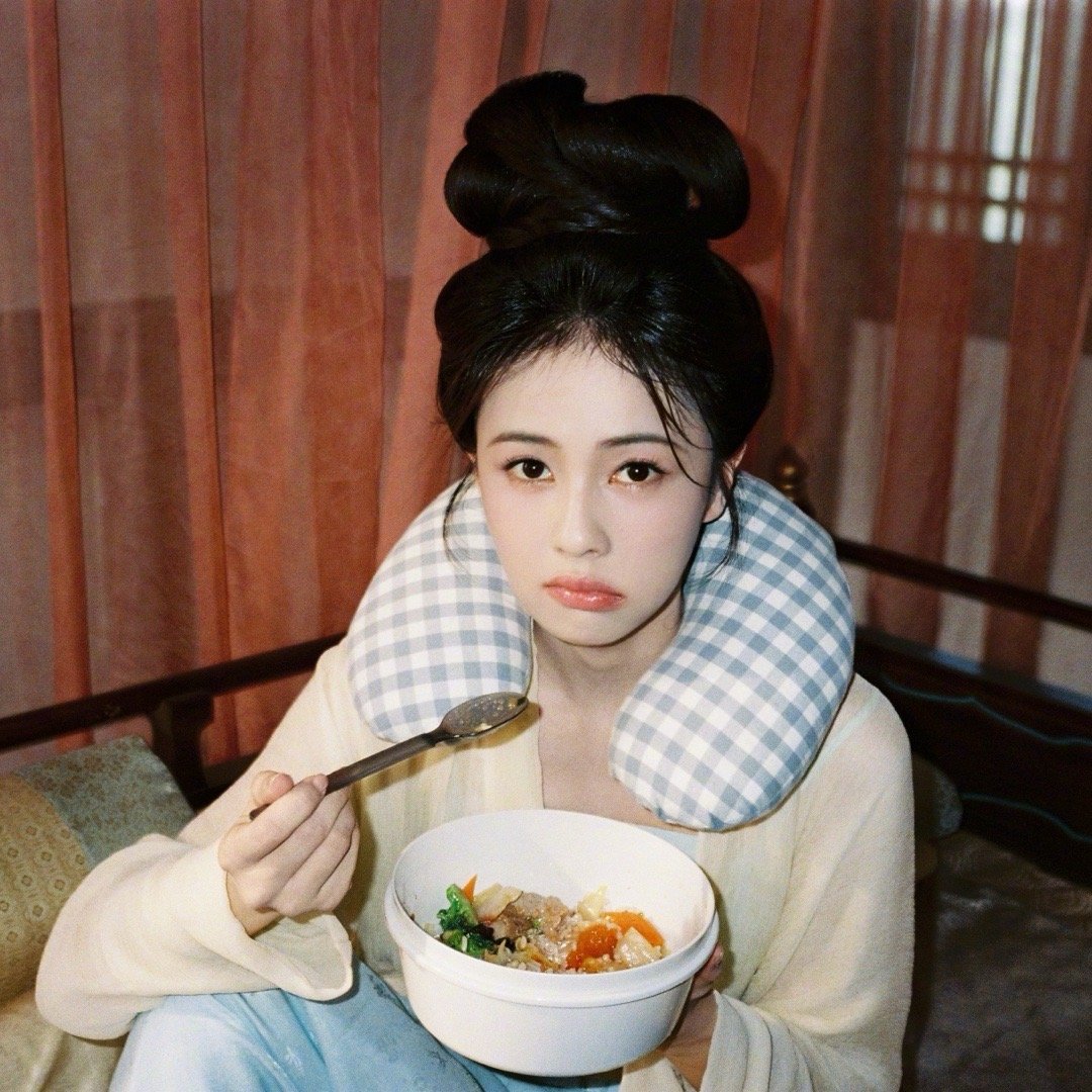 象山夏天热的如图所示：吃着“好演员专用”碗里头的香香饭汗湿了头发的白鹿同学…