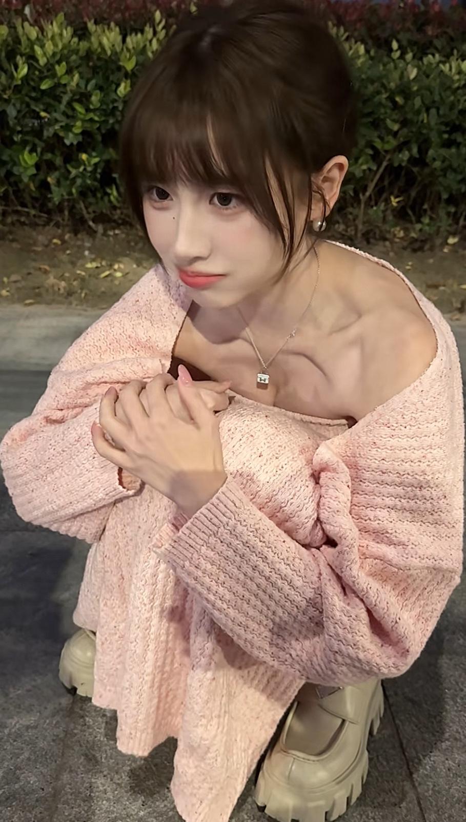 1.晚风一吹，温柔漫上来2.粉粉糯糯，是被秋夜裹住的甜3.蹲下来和