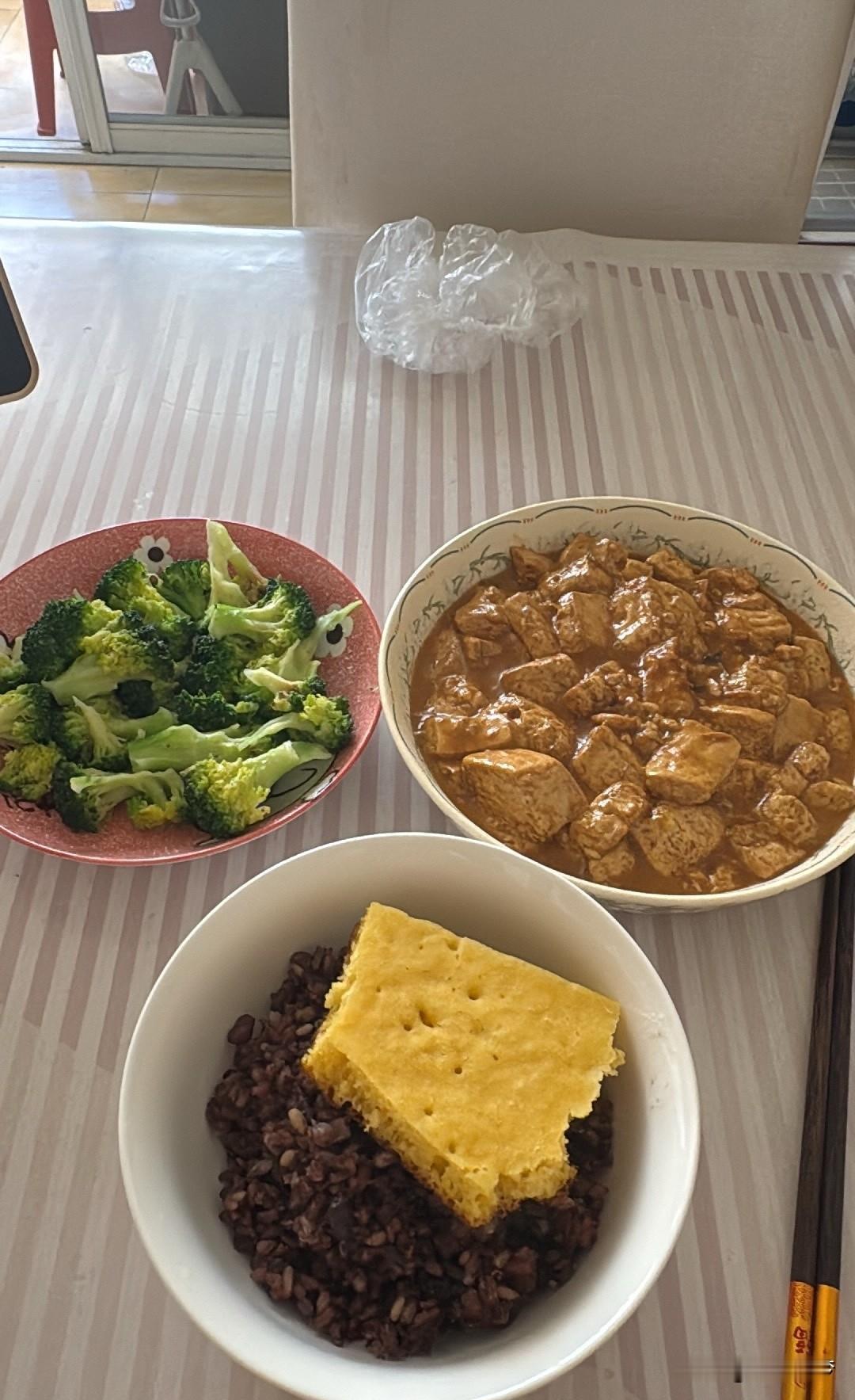 我从去年9月开始减肥，到现在快十个月，掉了三十斤。一开始我也走了不少弯路，节食、