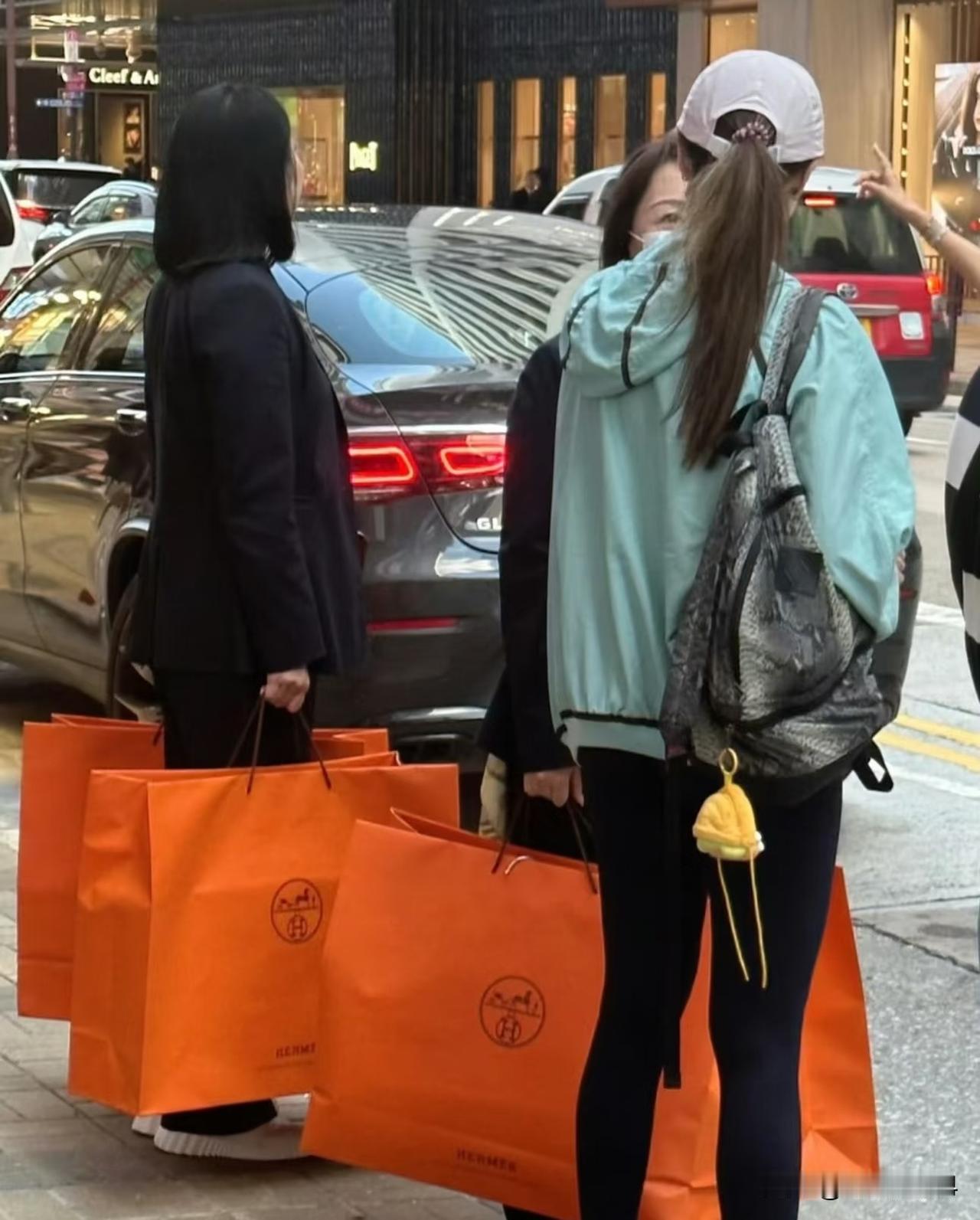 有网友在香港偶遇李嘉欣扫货爱马仕，她身着休闲装，由两位店员提四大袋跟随，据说单只
