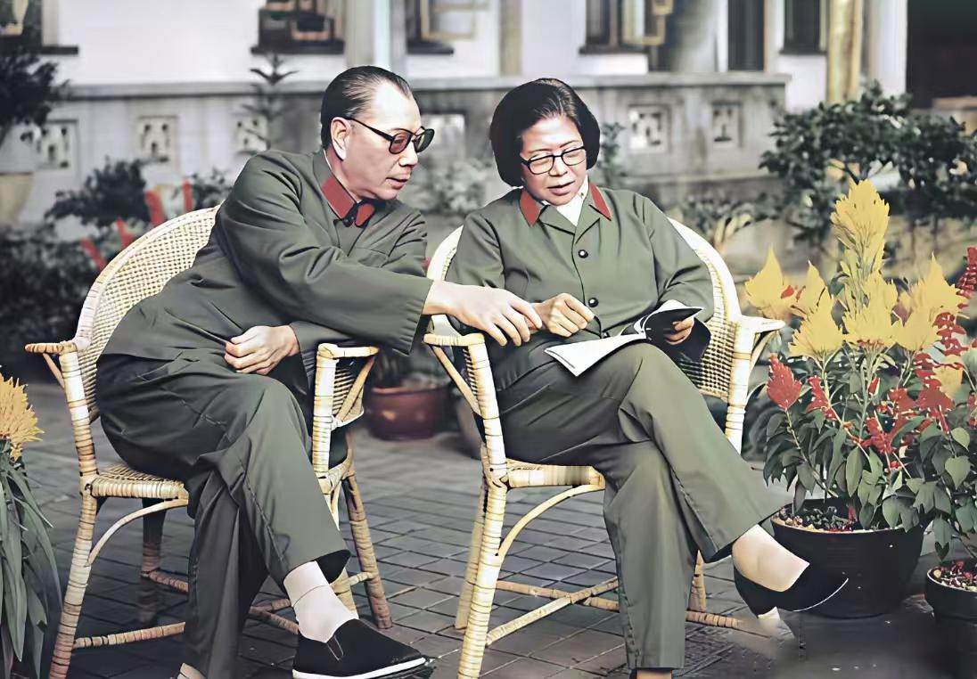 70年代，杨成武将军与夫人赵志珍的合影，他们从1938年结婚开始，就一直相濡以沫