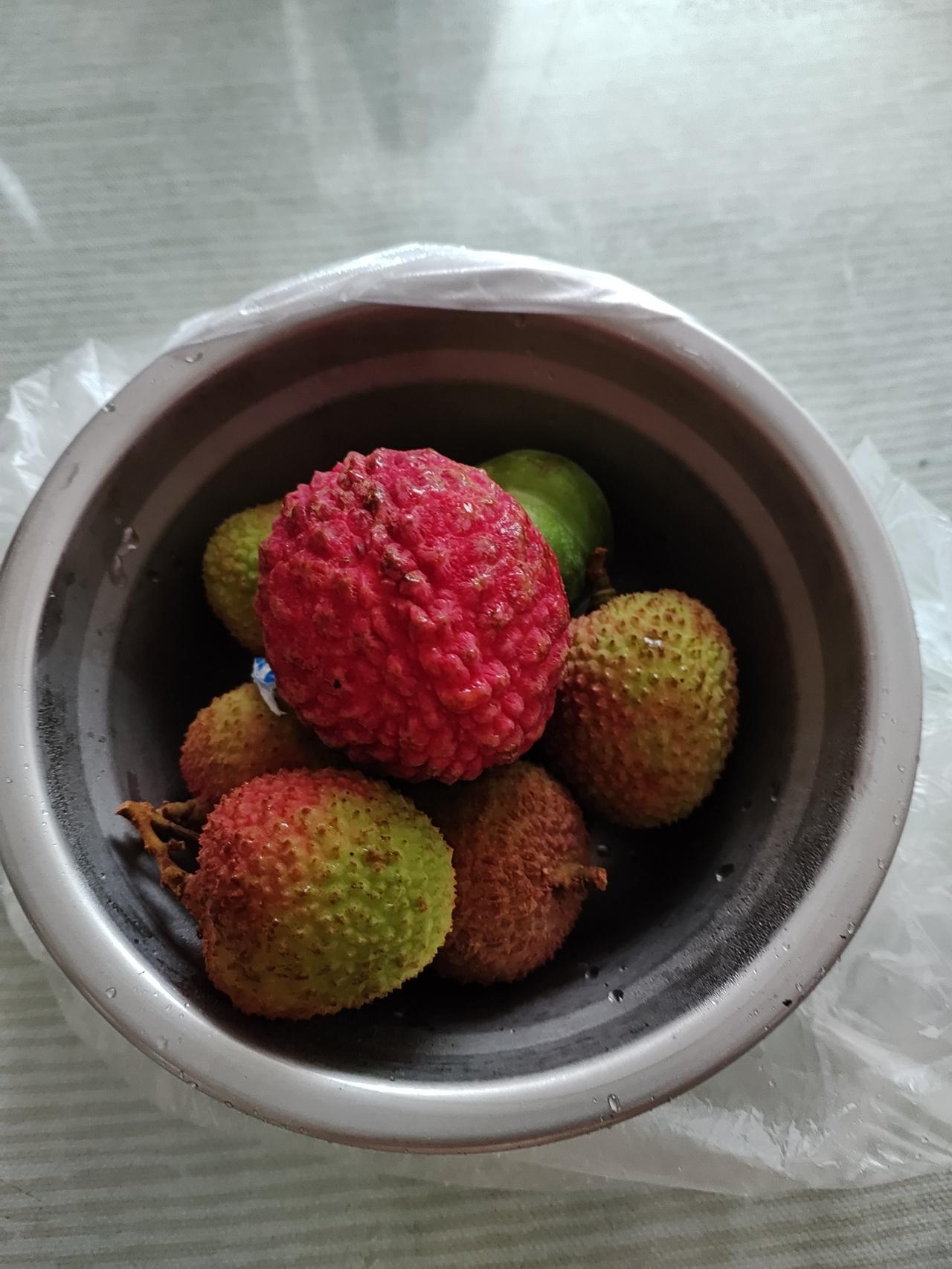 以往的荔枝王，今年终于降临平常百姓家。今年的荔枝有点小贵。都上市一个月了，普通