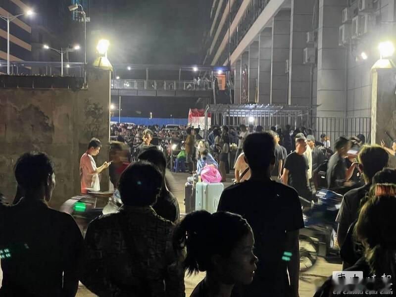 【柬埔寨诈骗园区突宣布解散上百名员工连夜撤离画面曝光】海外新鲜事柬埔寨西哈努