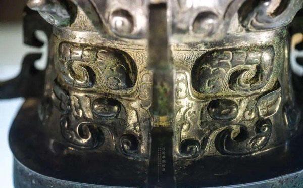 1963年，宝鸡市农民陈堆在地里挖到了一个铜器，后来搬家留给了自己的哥哥，哥哥因