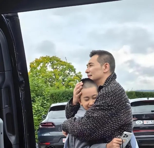 不愧是顶级古早男神，如今都快60岁了，还是那么儒雅帅气，关键是有钱，都把孩子们送