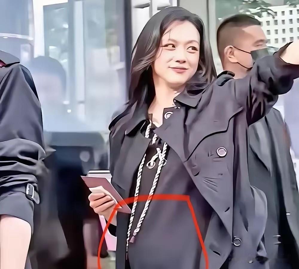 汤唯，46岁，刚生完二胎。产房在香港养和医院，个人套房那种。9年前她生大女儿，住