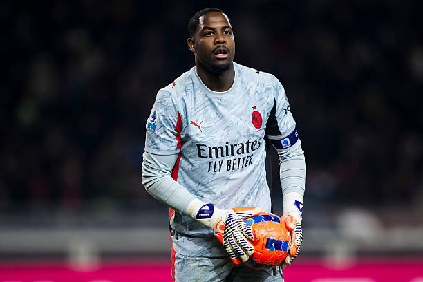 【700万年薪】米体报道，米兰正式提出麦尼昂续约报价700万欧元年薪，包含奖金，