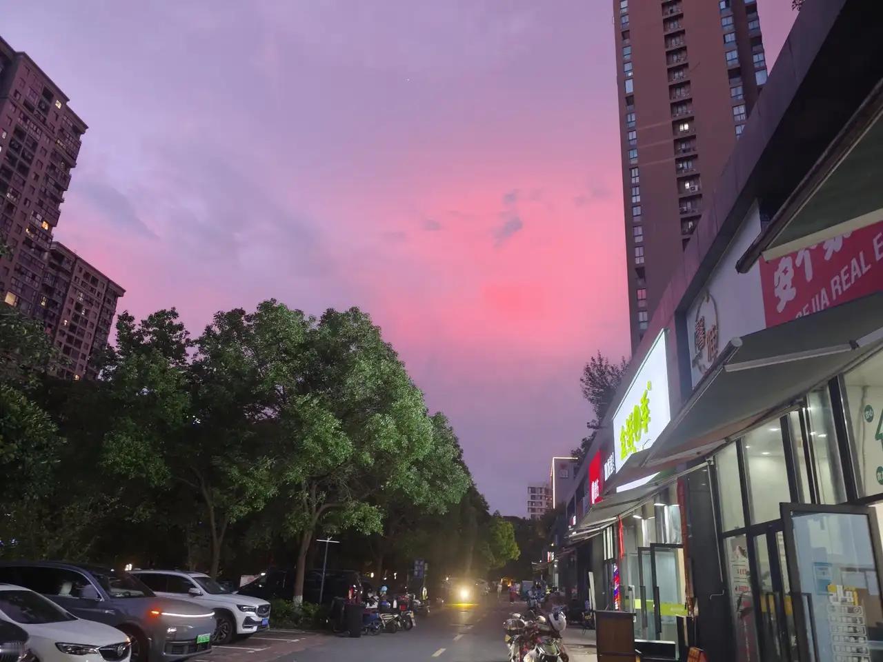 夕阳下的杭州美的让人陶醉，看那天边的晚霞是那么的绚丽多彩温柔似水，微风轻轻吹过醉