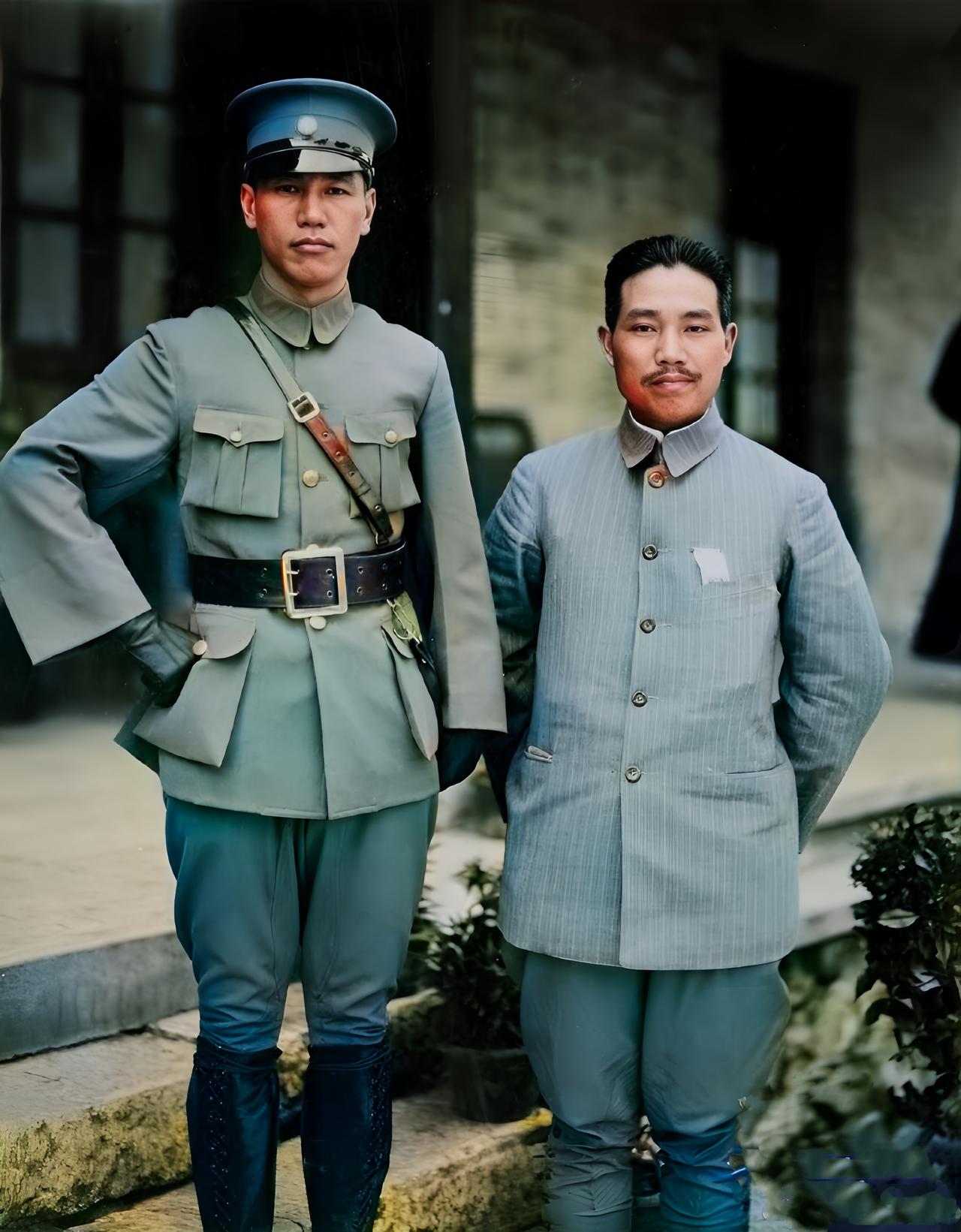 这是1926年校长蒋中正与教育长方鼎英在广州黄埔军校。虽然，方鼎英的职务比蒋中正