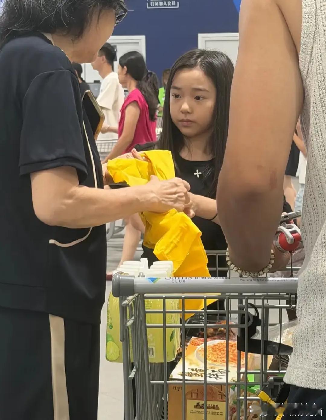 高云翔带小酒窝，在天津逛超市，父女俩颜值好高！不得不说，明星就是明星，在人群中，