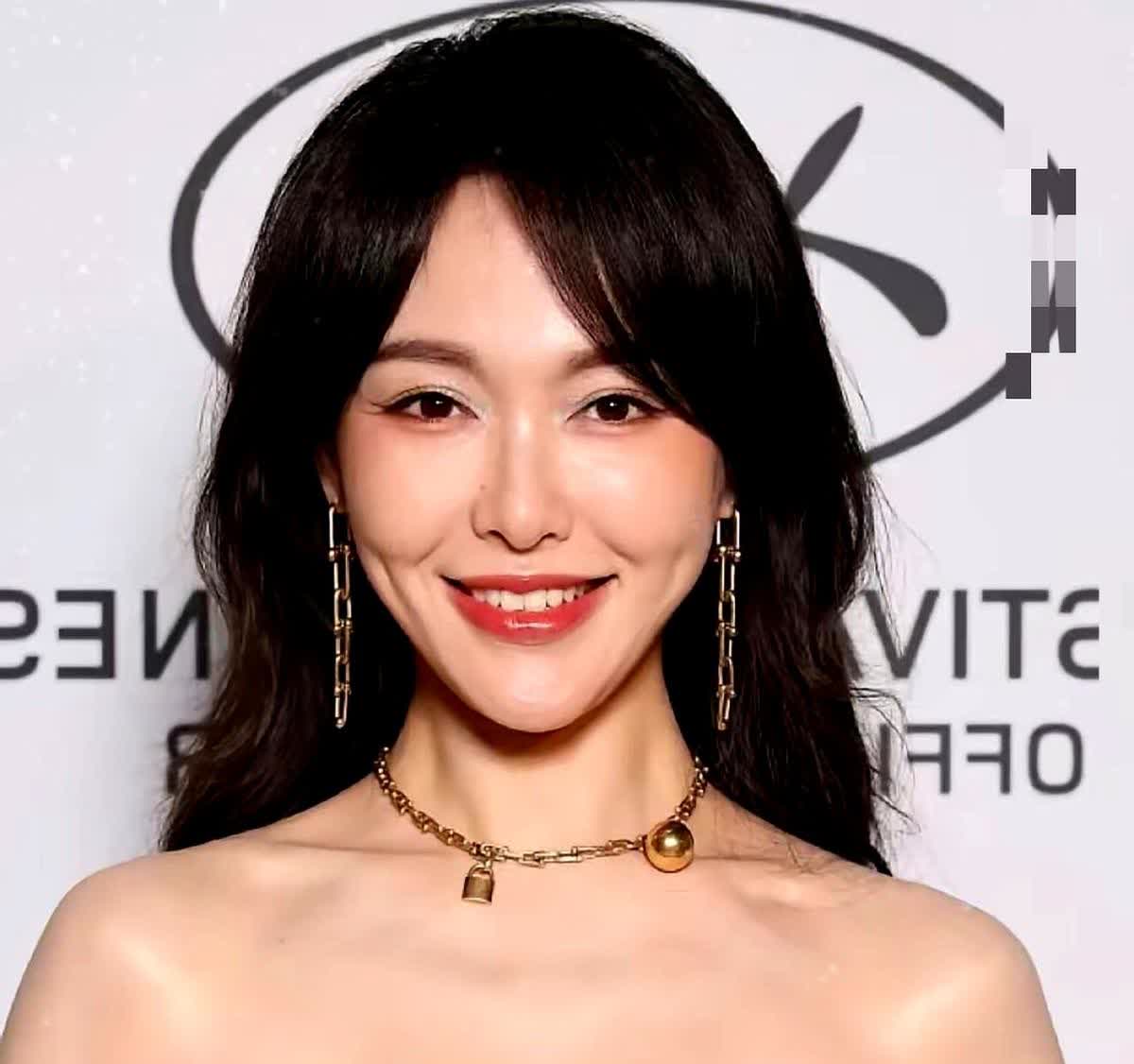一觉醒来罗晋塌房了因为她莫名其妙就成了全网眼中的“大冤种”！