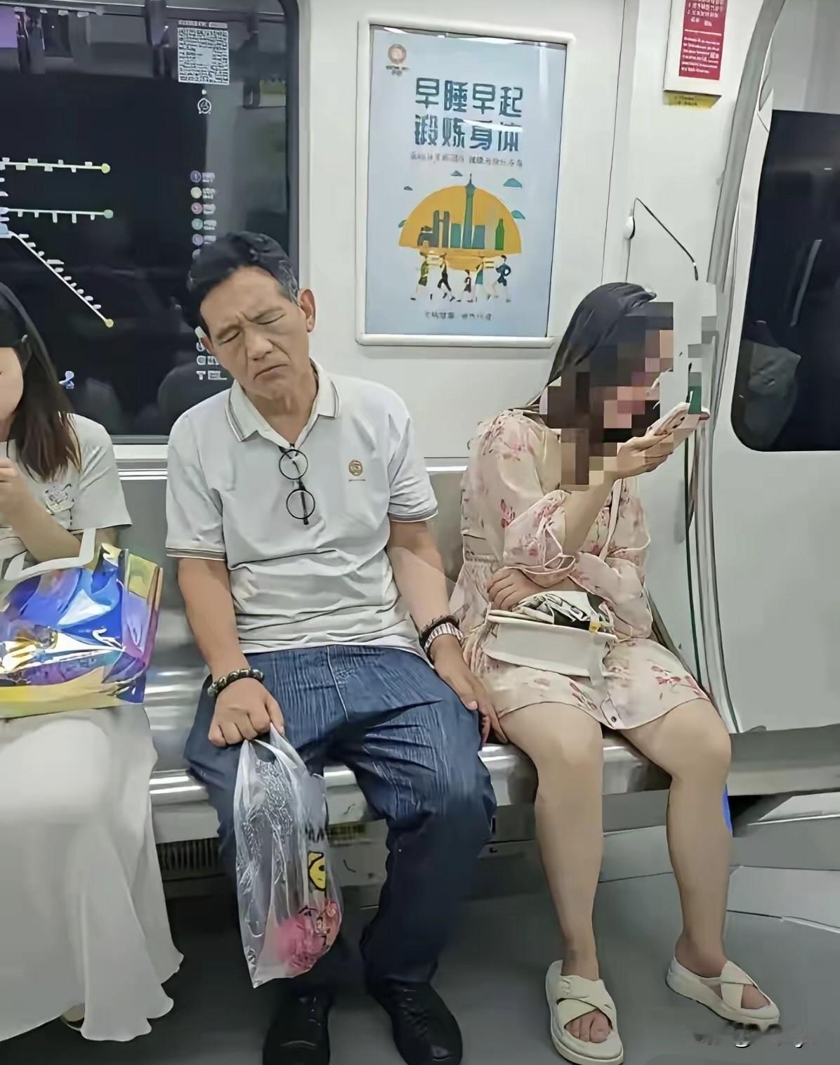 看这大爷中指放哪儿呢！地铁上邻女孩而坐的大爷，看似睡着，但左手中指却抬起碰着女孩