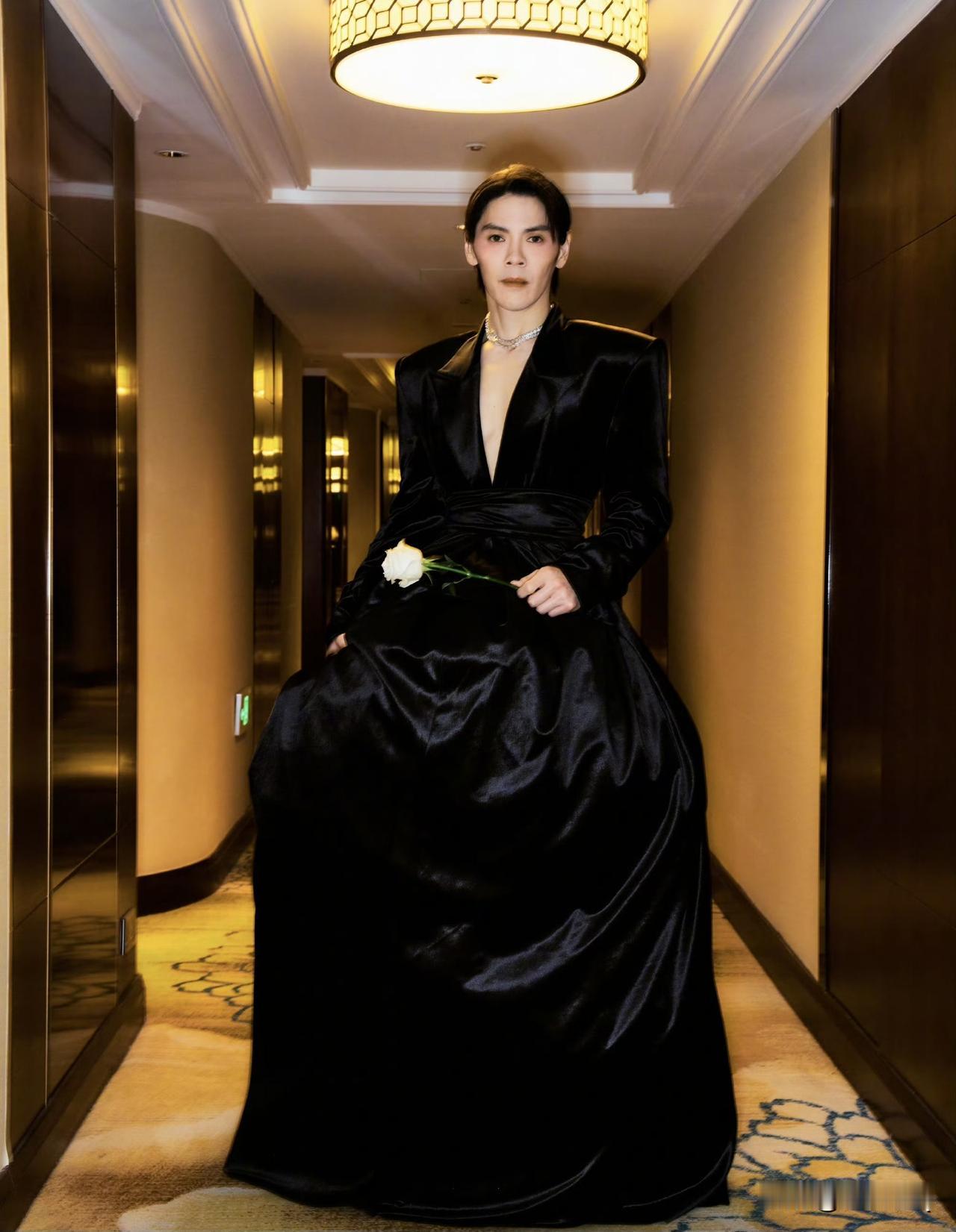 在奇装异服上，向佐已经完全打开思路了，裙子、高跟鞋轻松驾驭。除了米卡，男星中就他