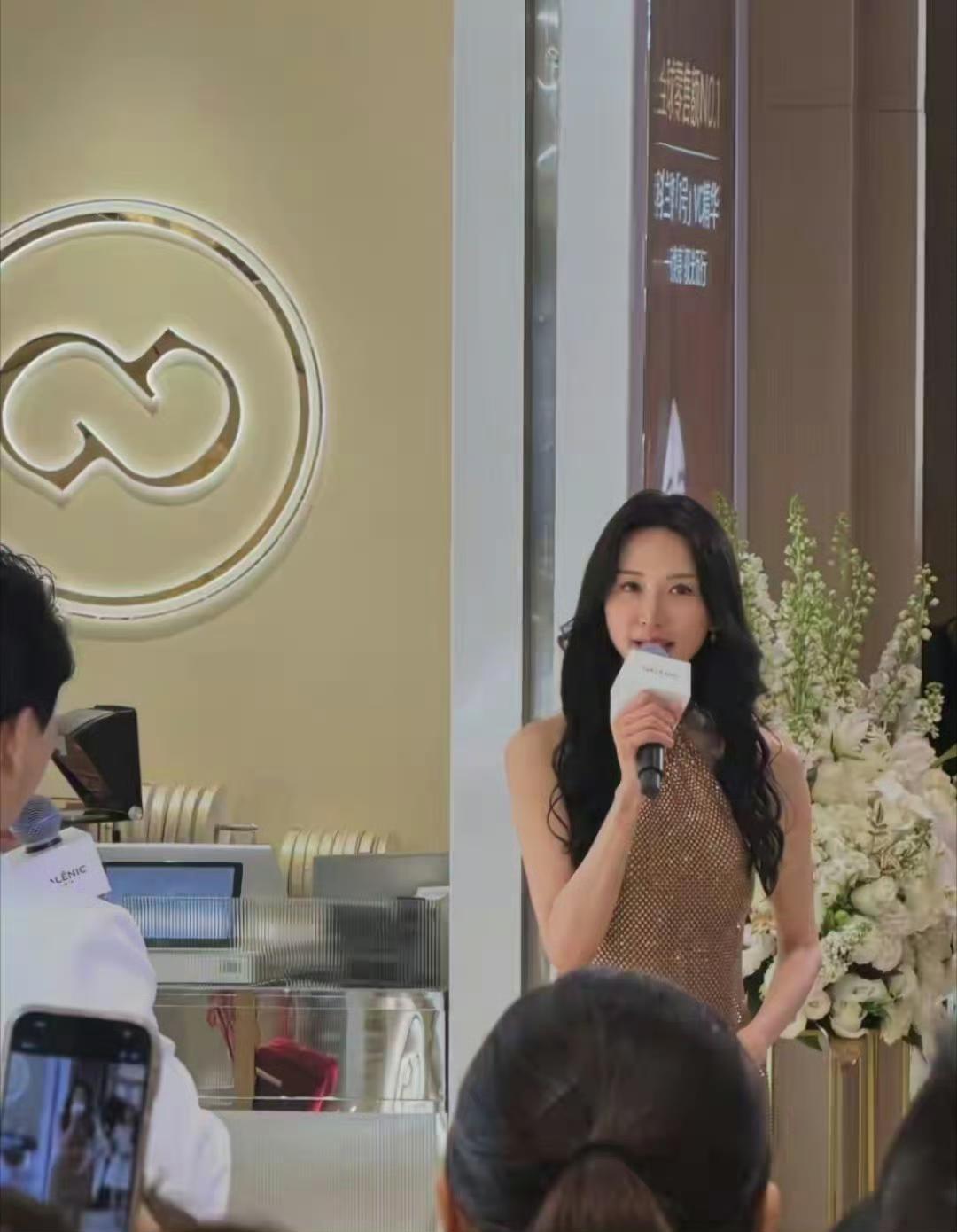 林志玲空降深圳科兰黎，本人皮肤紧致，状态好到爆，美的像30岁​