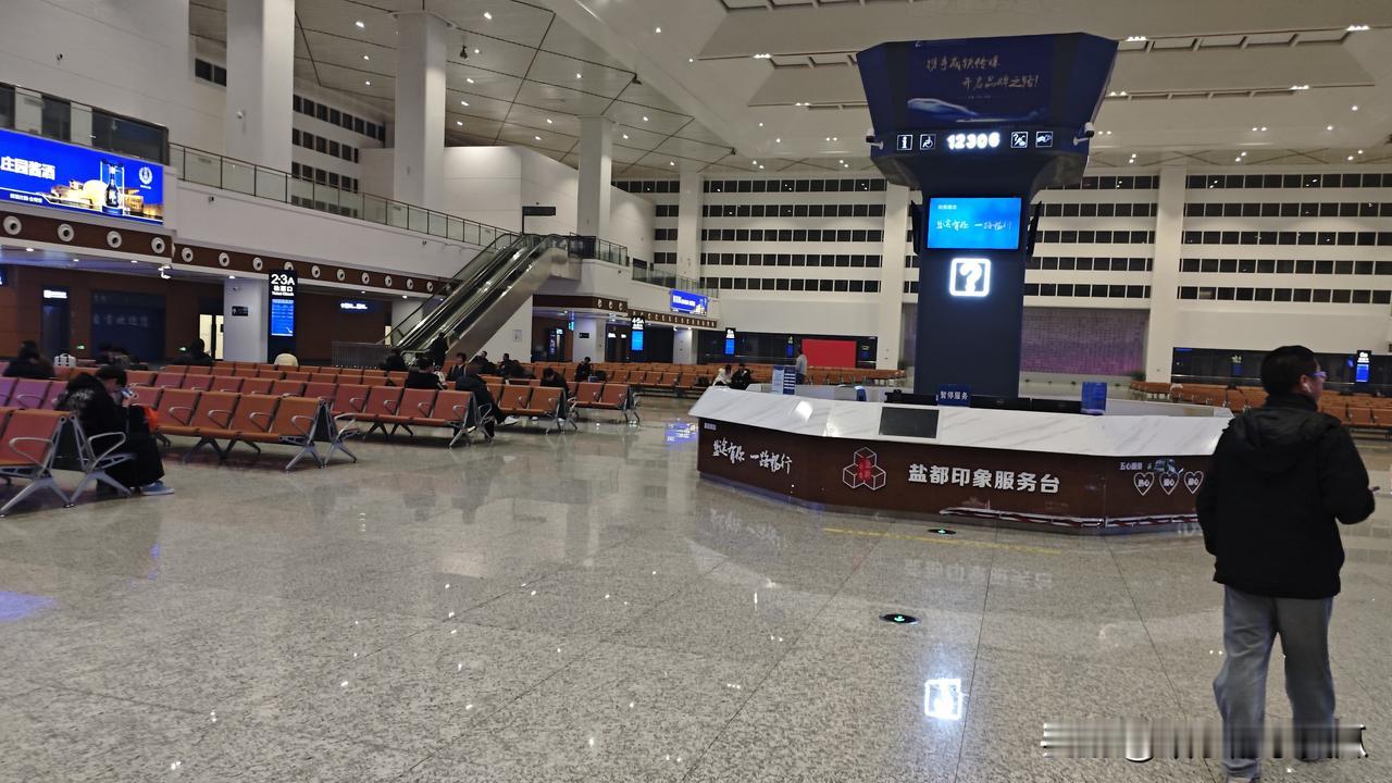 自贡这个高铁站生意也太秋了一方面，这个站点离城区实在太远接驳公交班次也很长