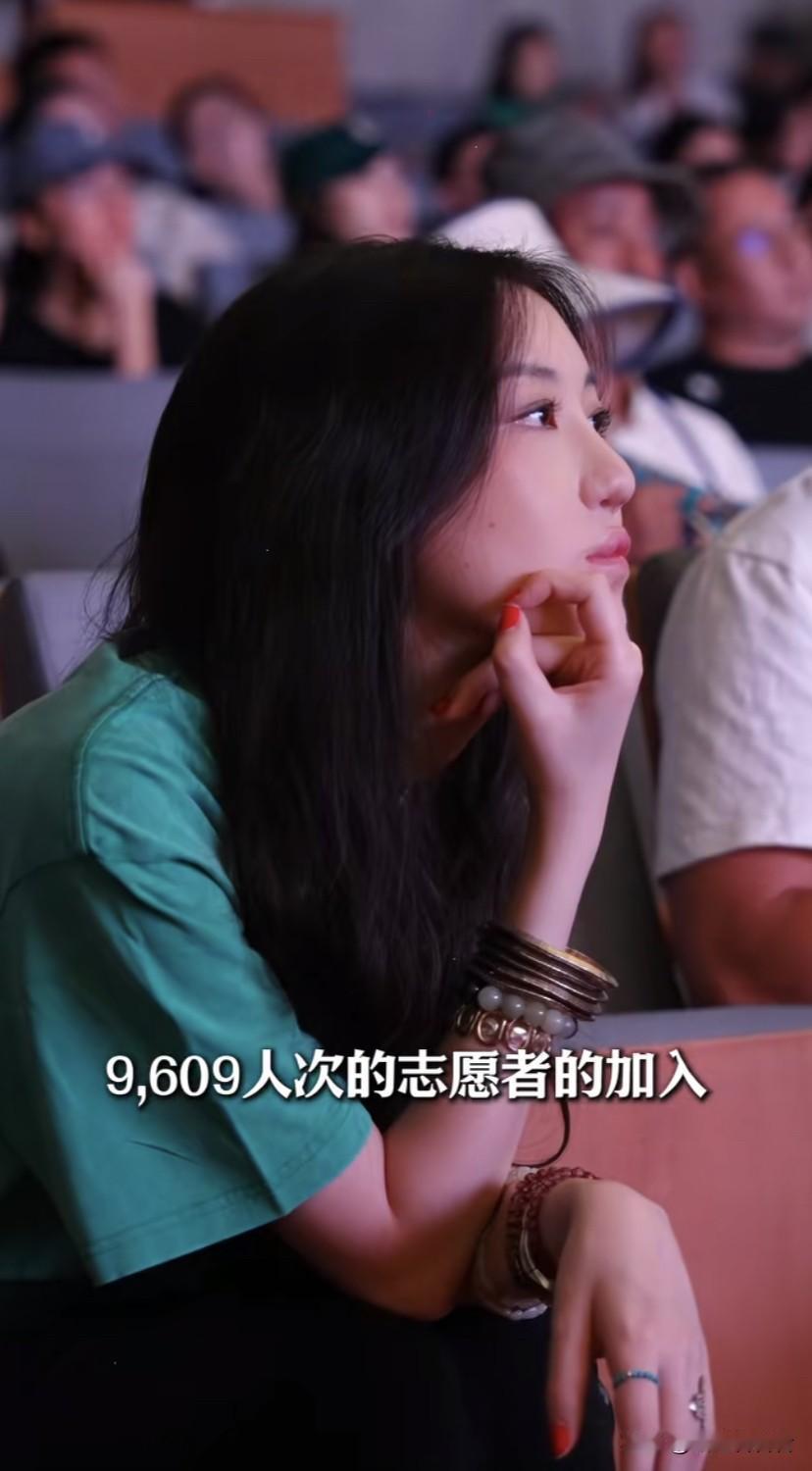 李嫣在活动现场很受欢迎，有很多家长找她拍照，因为她很多人得到了帮助。李亚鹏说