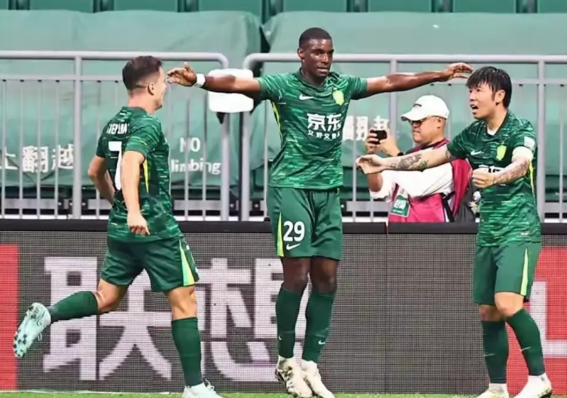 赵宇:国安绝无解散之虞,最差不过易主记者赵宇称,国安不可能解散,最差的结果也就