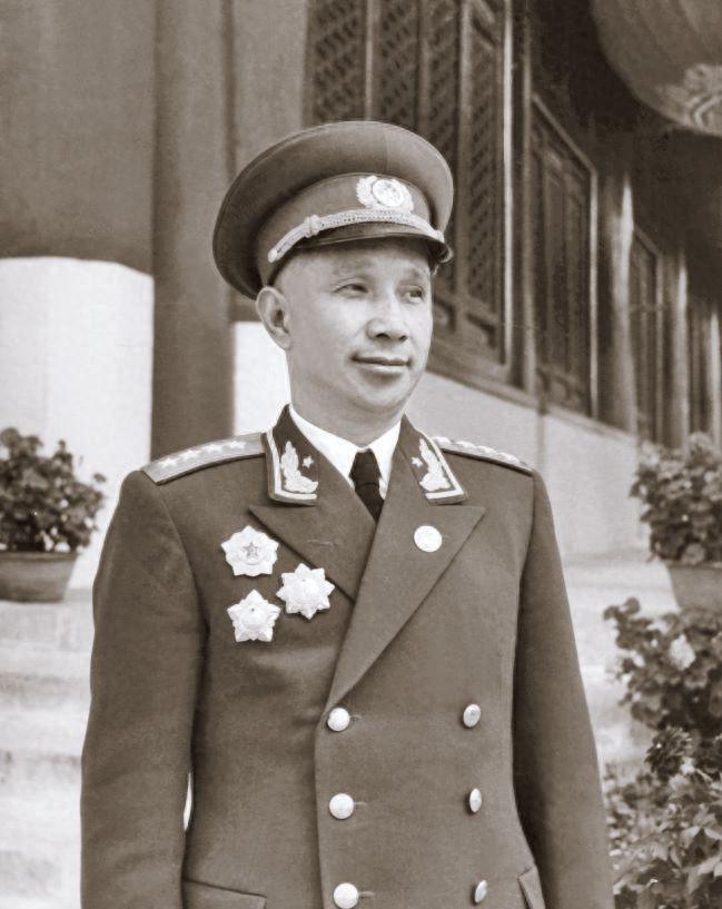 1958年粟裕被撤职遭冷遇，依然有5位开国将帅无惧流言，坚持前去看望他！195