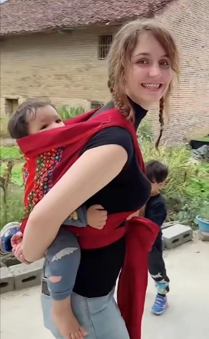 意大利美女嫁到广西农村，如今开拖拉机、打麻将，连婆婆都服了！2018年夏天，