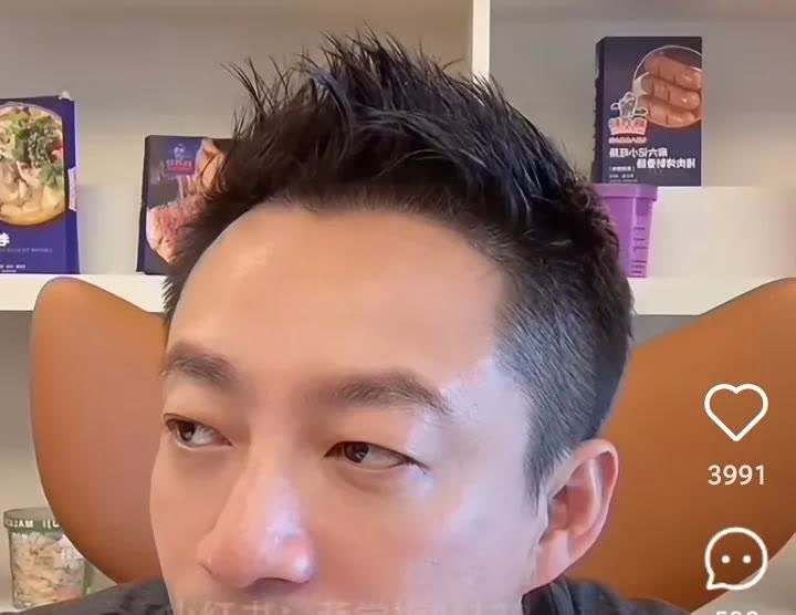她在很温柔委婉的说汪擅自用弟弟的东西，结果他还嬉皮笑脸的。真的是很老式的家长，觉