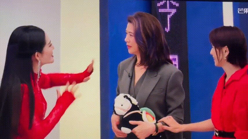 谢娜说袁咏仪难请真的搞不懂直播的重点在哪，谢娜一直念叨袁咏仪难请，把私人交情挂在