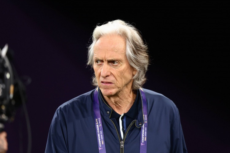 为何不换下C罗? 胜利主帅: 对方最后排出5后卫, 我们需要正印前锋