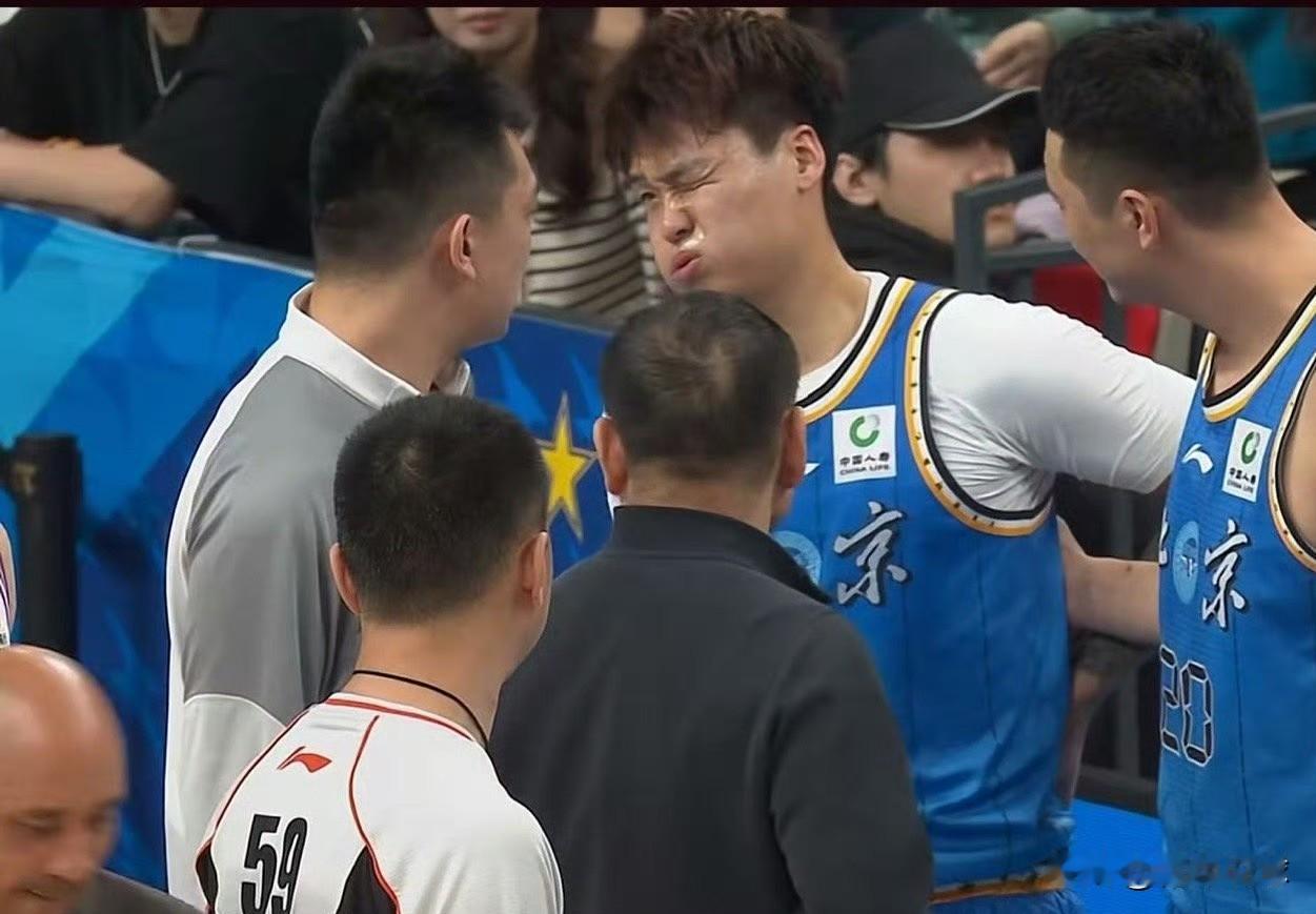 赵睿情况不妙啊！今晚的北京德比大战，赵睿伤愈迎来复出。最后54.1秒，赵睿与