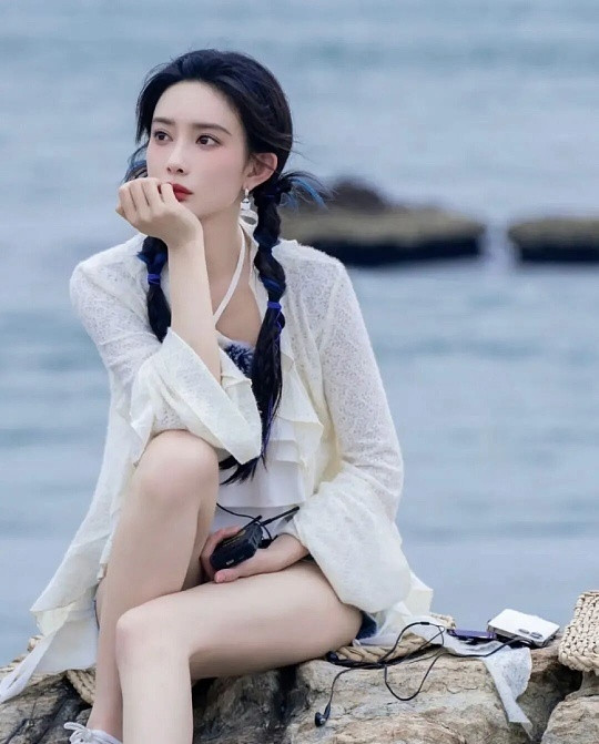 孟子义美人如瓷肌肤莹润似白瓷，清透又有光泽感，五官精致得像精心雕琢的瓷釉，明艳