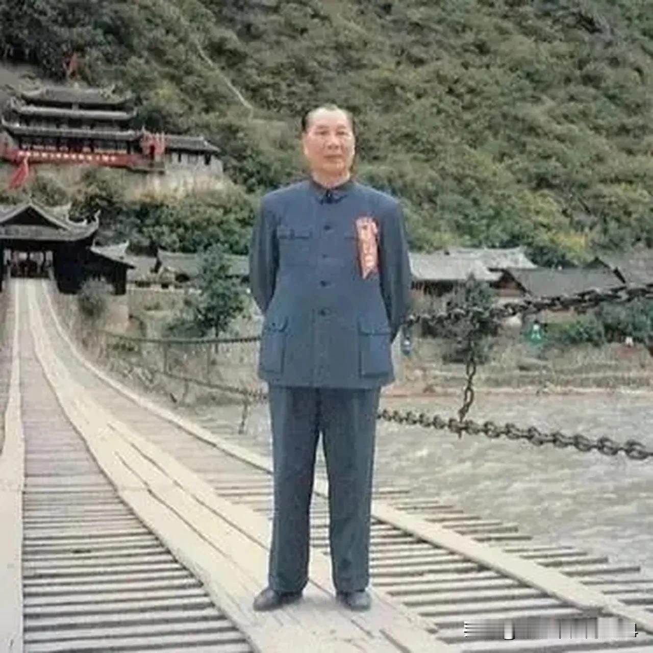 80年代，72岁的杨成武将军重回泸定桥时的一幕一九八六年，长征胜利五十周年