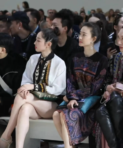 李小冉已经很白了，谁知道蒋梦婕更白，简直白得发亮，你们说的白月光就是这样子的吧.