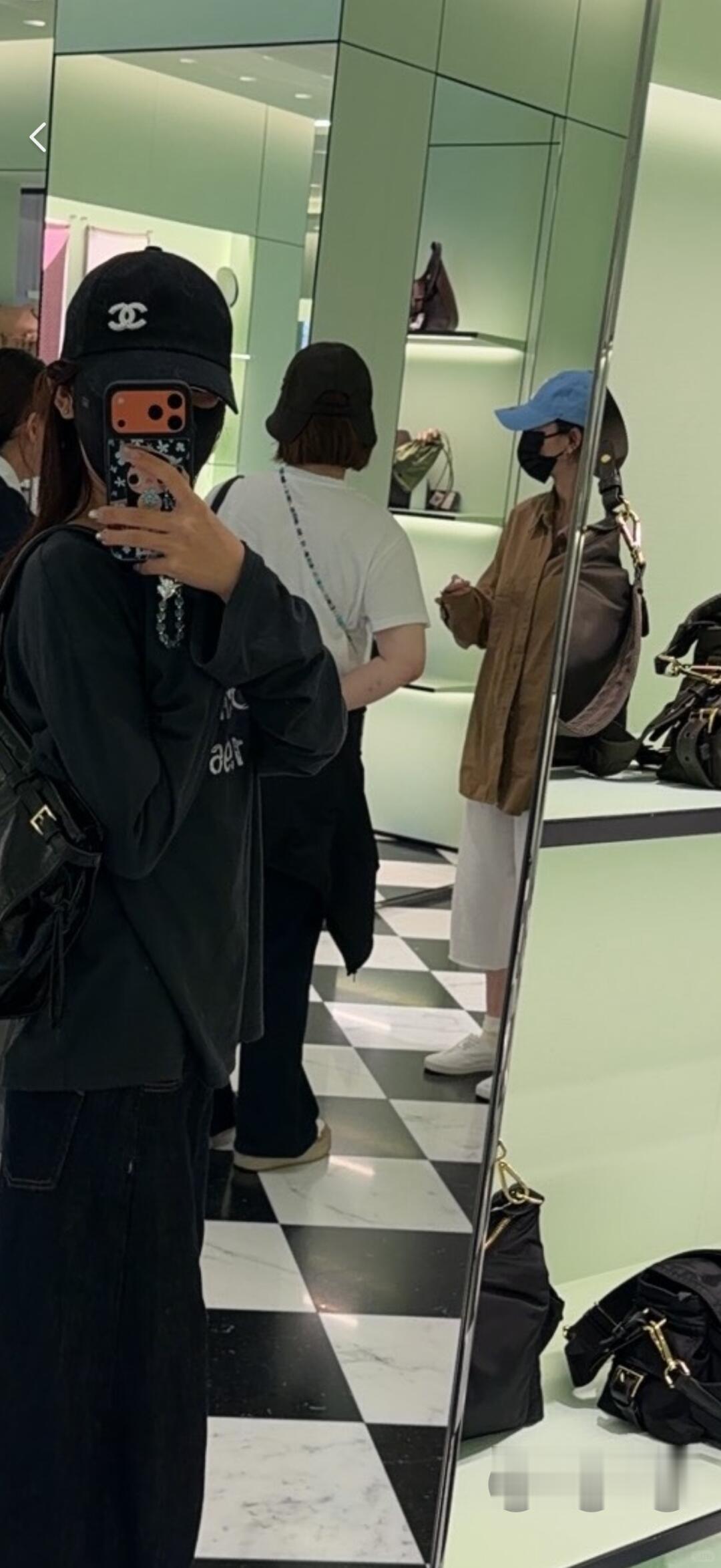 什么运气啊🍋路人逛街偶遇杨幂逛Prada！​