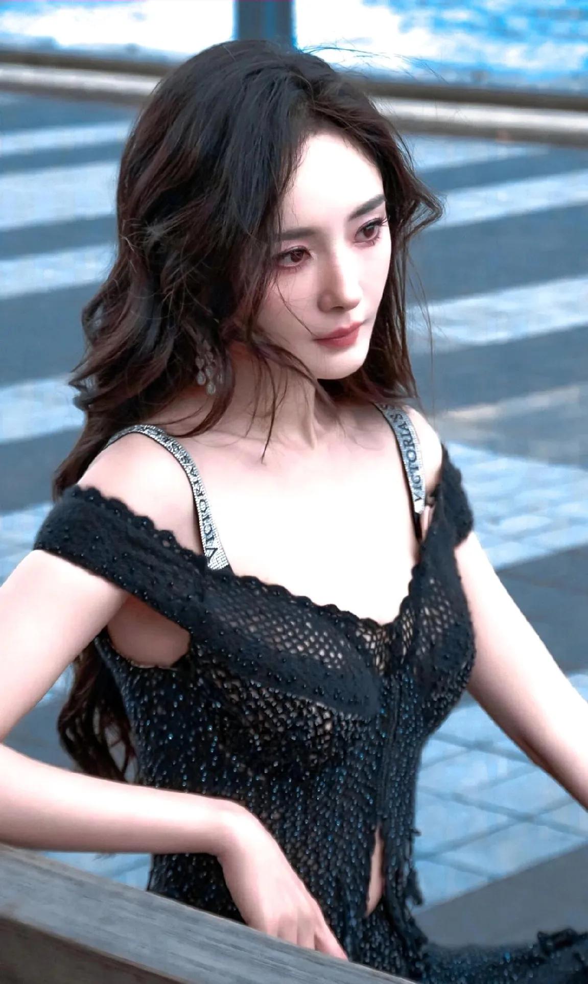 ✨杨幂这组造型鲨疯了！一袭黑色闪钻镂空长裙，在波光粼粼的背景下又美又飒，好身