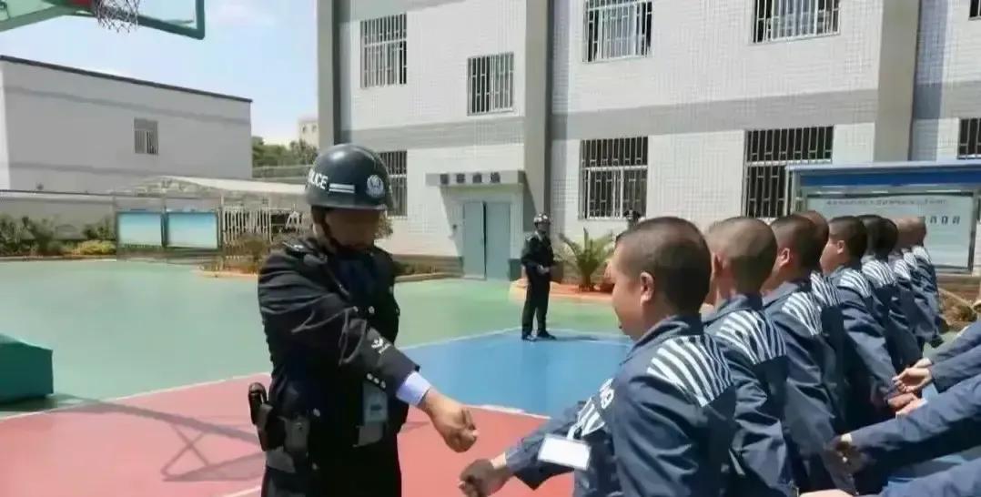 一名监狱系统出差的人把夏天在监区里看到的日常发到了网上。早上九点他跟着安检进去