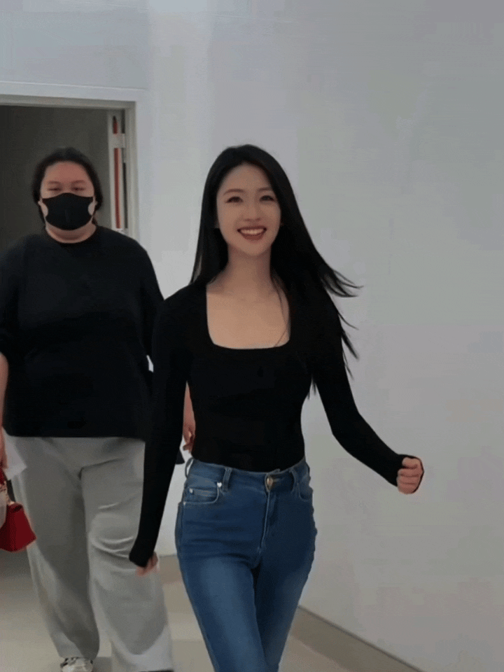 向涵之真是一位阳光快乐大女孩，笑起来好阳光好明媚呀！